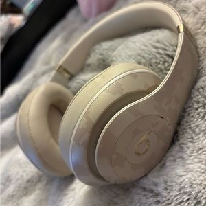 Beats Studio3 by dr dre